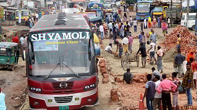 যানজট আর রাস্তার কাজের জন্য গন্তব্যে যেতে সময় লাগছে অনেক বেশি।