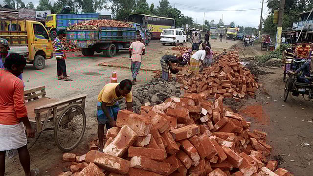 বগুড়া-রংপুর মহাসড়কের ১০০ মিটারজুড়ে ইট ফেলে সংস্কারকাজ চলছে। দুই পাশে প্রায় ১০ কিলোমিটার যানজটে যাত্রীদের দুর্ভোগ।