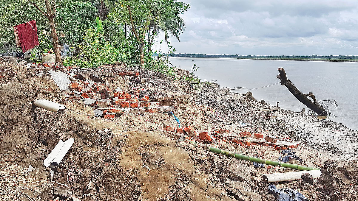 শঙ্খের ভাঙনে ধসে পড়া একটি বাড়ি। গত বৃহস্পতিবার দুপুরে চট্টগ্রামের বাঁশখালীর পুকুরিয়া ইউনিয়নের তেচ্ছিপাড়ায়।  হিমেল বড়ুয়া