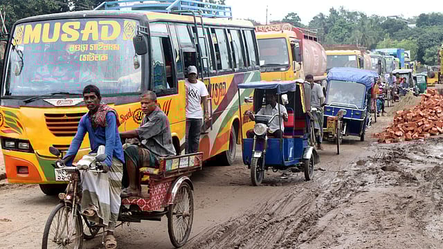মেরামতকাজের জন্য সরু রাস্তা দিয়ে চলছে যান।