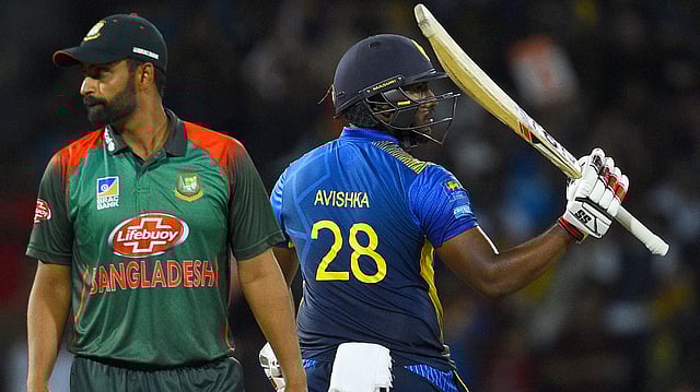 অভিষ্কা ফিফটি উদযাপন করছেন, হতাশ তামিম—পুরো ম্যাচের চিত্র তুলে ধরছে এ ছবি। ছবি: এএফপি