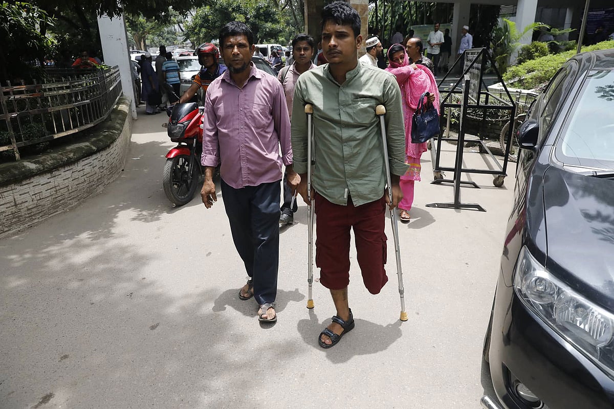 রাজধানীতে সড়ক দুর্ঘটনায় পা হারানো রাসেল সরকারকে ক্ষতিপূরণ হিসেবে কিস্তির পাঁচ লাখ টাকার চেক দিয়েছে গ্রিন লাইন বাস কোম্পানি। মামলার শুনানির জন্য রাসেল তাঁর স্বজনকে নিয়ে হাইকোর্ট প্রাঙ্গণে। ঢাকা, ২৯ জুলাই। ছবি: দীপু মালাকার