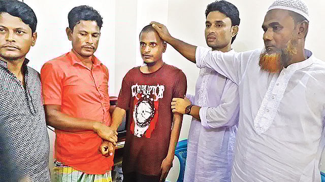 স্বজনদের সঙ্গে উদ্ধার হওয়া যুবক তাইজ উদ্দিন। গতকাল সকালে জুড়ী থানায়।  প্রথম আলো