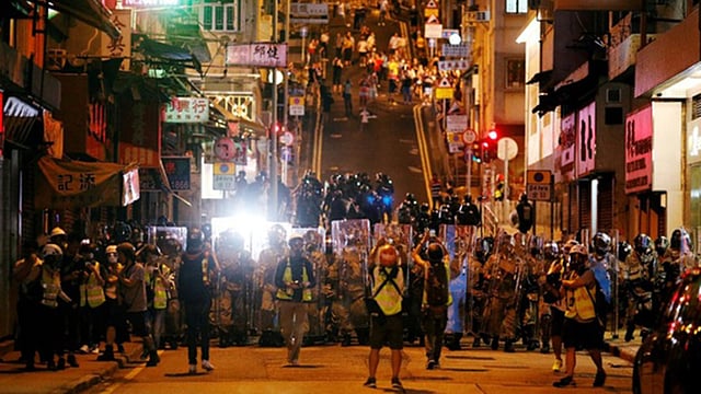 বিক্ষোভকারীদের ওপর কাঁদানে গ্যাস এবং রাবার বুলেট ছুড়ছে পুলিশ। ছবি: রয়টার্স