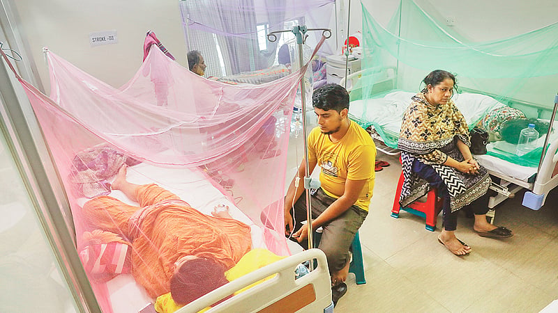 ডেঙ্গু জ্বরে আক্রান্ত রোগীদের চিকিৎসা চলছে। গতকাল রাজধানীর শ্যামলীর একটি বেসরকারি হাসপাতালে।  ছবি: প্রথম আলো