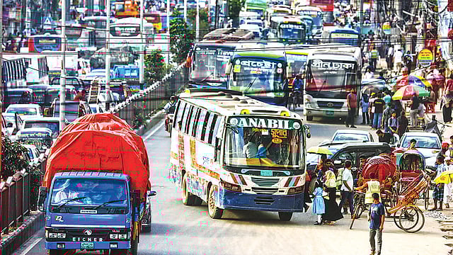 এত প্রচারণা ও কর্মসূচির পরও সড়কে ফিরছে না শৃঙ্খলা। সড়কের মাঝখানে যত্রতত্র বাস থামিয়ে চলছে যাত্রী ওঠা–নামা। ঝুঁকি বাড়ছে দুর্ঘটনার। সৃষ্টি হচ্ছে যানজট। গতকাল বিকেলে রাজধানীর  নদ্দা বাসস্ট্যান্ড এলাকায়।  ছবি: সাইফুল ইসলাম