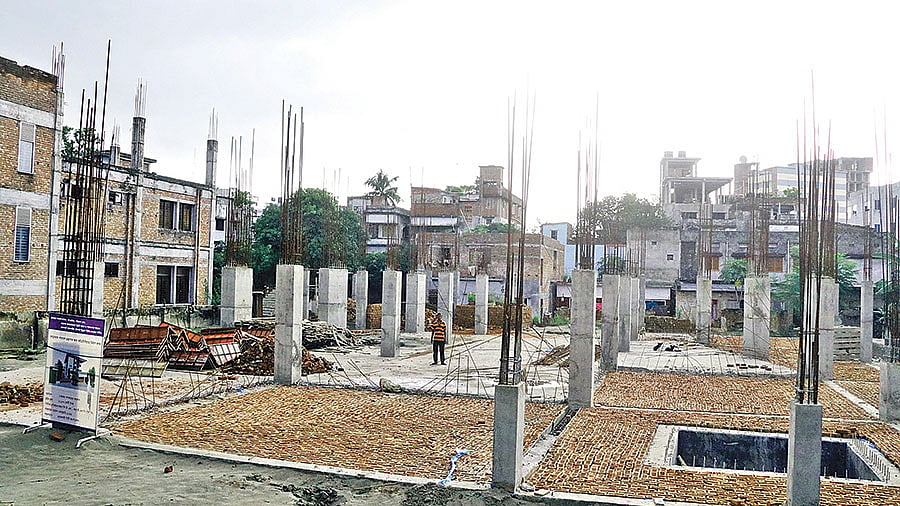 নির্মাণাধীন রাজশাহী সাধারণ গ্রন্থাগার ভবন।