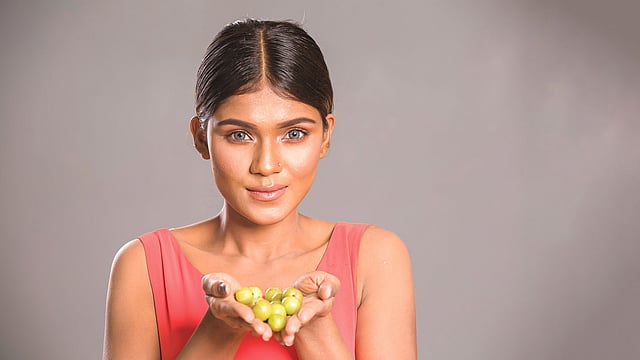 ফুলে–ফলে চুল থাকবে সুন্দর। মডেল: কৃত্তিকা, ছবি: কবির হোসেন