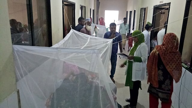 কুষ্টিয়া জেনারেল হাসপাতালে চিকিৎসাধীন ডেঙ্গু রোগী। ছবি: প্রথম আলো