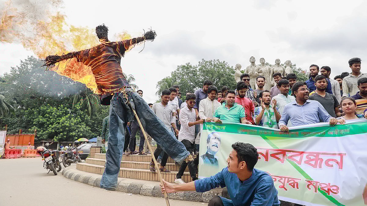 মশকনিধনে ব্যর্থ হওয়ায় স্বাস্থ্য ও পরিবারকল্যাণমন্ত্রী এবং ঢাকা সিটির দুই মেয়রের কুশপুত্তলিকা দাহ করা হচ্ছে