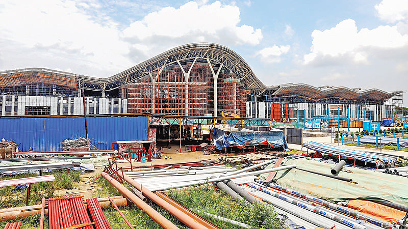 বাংলাদেশ-চায়না ফ্রেন্ডশিপ এক্সিবিশন সেন্টারের নির্মাণকাজ শেষের দিকে। ২৪ জুলাই পূর্বাচলের ৪ নম্বর সেক্টরের ৩১২ নম্বর রোডে।  ছবি: প্রথম আলো