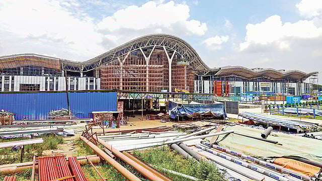 বাংলাদেশ-চায়না ফ্রেন্ডশিপ এক্সিবিশন সেন্টারের নির্মাণকাজ শেষের দিকে। ২৪ জুলাই পূর্বাচলের ৪ নম্বর সেক্টরের ৩১২ নম্বর রোডে।  ছবি: প্রথম আলো