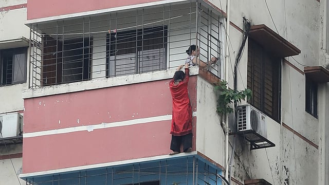 এক পর্যায়ে গ্রিলের তালা খুলে দেন গৃহকর্ত্রী লাভলী রহমান। সার্কিট হাউস সড়ক, রমনা, ঢাকা, ৩০ জুলাই। ছবি: আবদুস সালাম