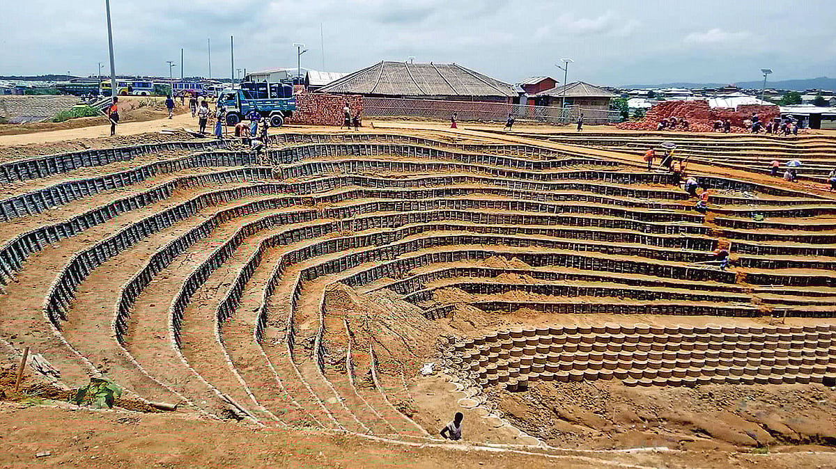 কক্সবাজারের উখিয়ার রোহিঙ্গা শিবিরে পাহাড়ের ঢালুতে বাঁশের বেড়া দিয়ে মাটির স্তর তৈরি করে সেখানে চলছে ঘাস ও বনায়ন সৃজন। সম্প্রতি  মধুরছড়া শিবিরে।   প্রথম আলো