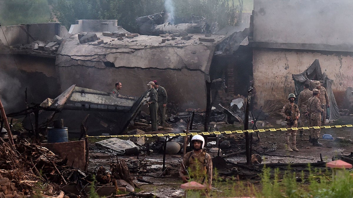 পাকিস্তানের সামরিক প্রশিক্ষণ উড়োজাহাজ আবাসিক এলাকায় বিধ্বস্ত হলে ১৮ জনের মৃত্যু হয়। ছবি: এএফপি