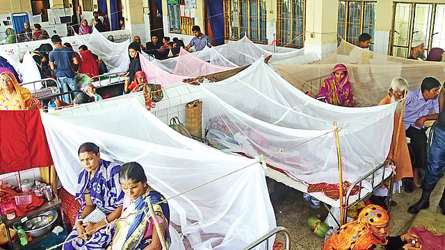যশোরে প্রতিদিন ডেঙ্গু আক্রান্ত রোগীর সংখ্যা বাড়ছে। সাধারণ রোগীদের সঙ্গেই মশারির ভেতর রাখা হয়েছে ডেঙ্গু আক্রান্ত রোগীদের। গতকাল দুপুরে যশোর ২৫০ শয্যা জেনারেল হাসপাতালের পুরুষ মেডিসিন ওয়ার্ডে।  ছবি: এহসান-উদ-দৌলা