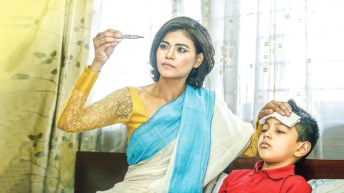 জ্বর হলে শরীরের তাপমাত্রা নিয়ন্ত্রণে রাখার চেষ্টা করতে হবে । মডেল: জলি ও আয়ান, ছবি: সুমন ইউসুফ