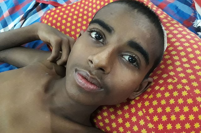 ঢাকা মেডিকেল কলেজ হাসপাতালের বিছানায় শুয়ে শাহীন আলম। ছবি: মানসুরা হোসাইন