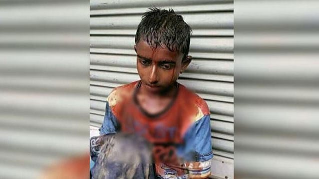 ২৮ জুন সাতক্ষীরায় যাত্রীবেশী দুর্বৃত্তরা শাহীন আলমের ভ্যান ছিনতাইয়ের পর তার মাথায় আঘাত করে। ছবি: সংগৃহীত