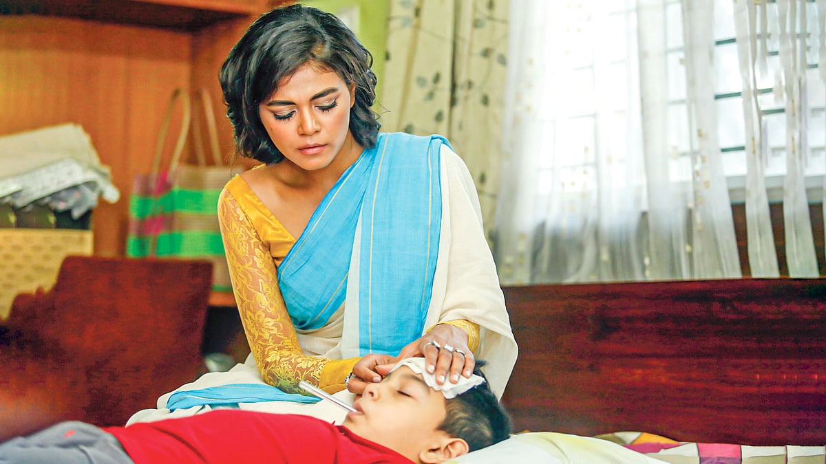 জ্বর কমানোর চেষ্টা থাকতে হবে সব সময়। ছবি: অধুনা