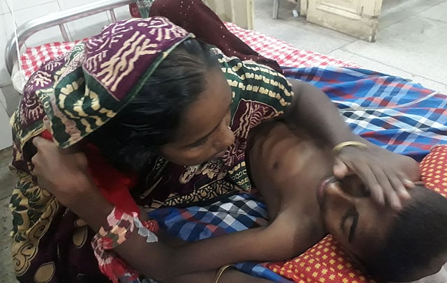 শাহীনের পাশে মা খাদিজা বেগম। ছবি: মানসুরা হোসাইন