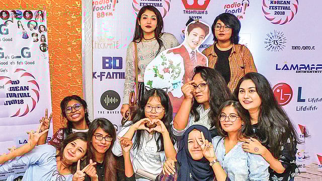 বিডি কে–ফ্যামিলির একটি অনুষ্ঠানে কোরীয় তারকার কাটআউটের সঙ্গে তরুণ ভক্তরা