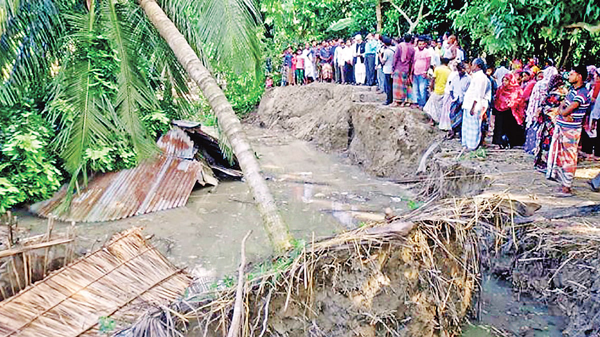 নদীভাঙনের কবলে পড়েছে পূর্ব ভূতেরদিয়া গ্রাম। সাম্প্রতিক ছবি।  প্রথম আলো