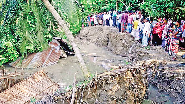 নদীভাঙনের কবলে পড়েছে পূর্ব ভূতেরদিয়া গ্রাম। সাম্প্রতিক ছবি।  প্রথম আলো