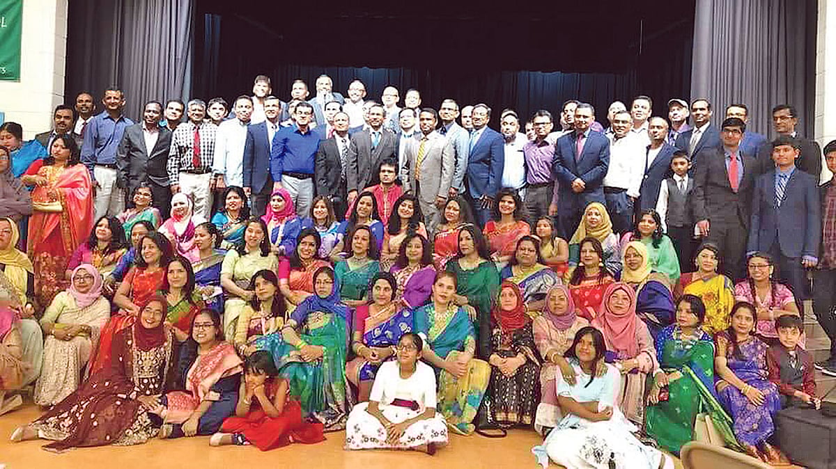 বুয়েট ১৯৯১ অ্যালামনাইর পুনর্মিলনী অনুষ্ঠানে বুয়েটের সাবেক শিক্ষার্থী ও তাঁদের পরিবারের সদস্যরা