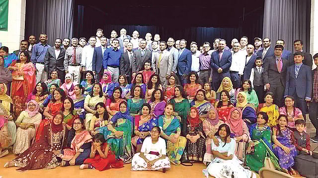 বুয়েট ১৯৯১ অ্যালামনাইর পুনর্মিলনী অনুষ্ঠানে বুয়েটের সাবেক শিক্ষার্থী ও তাঁদের পরিবারের সদস্যরা