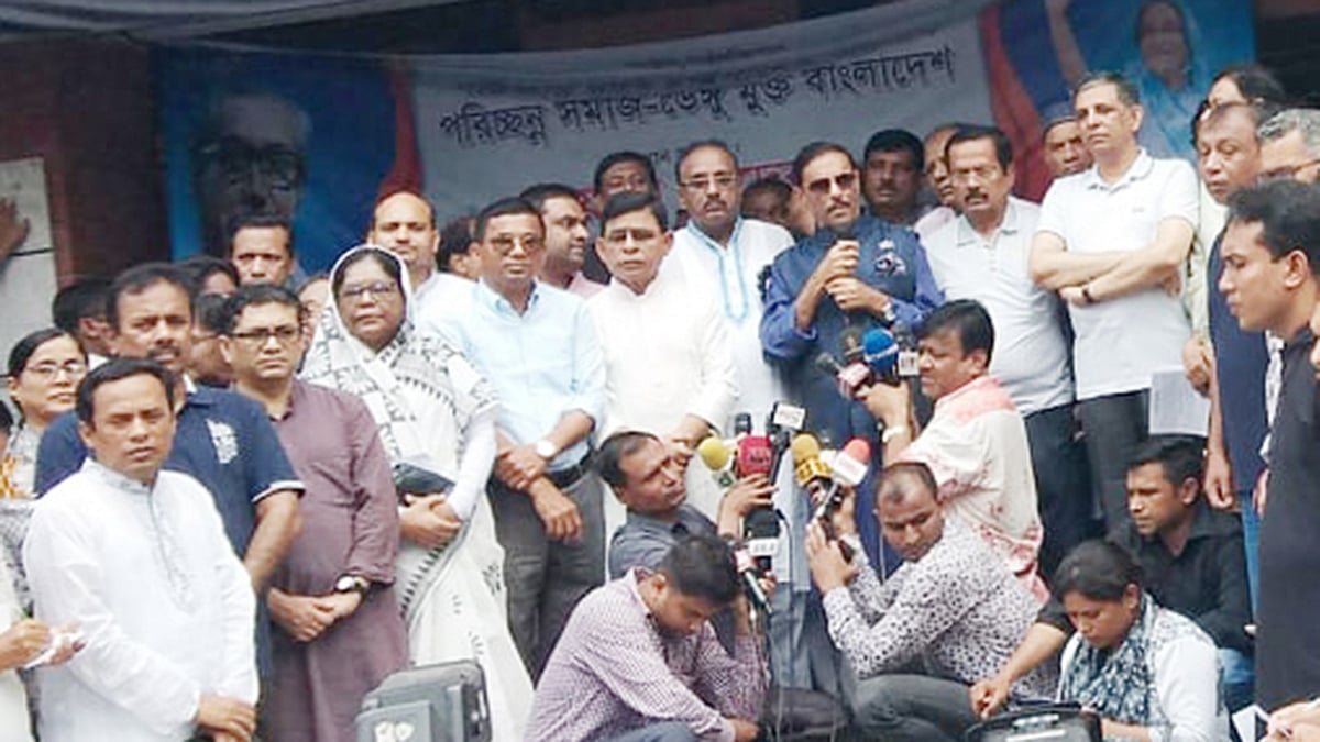 ঢাকা মহানগর দক্ষিণ আওয়ামী লীগের উদ্যোগে ডেঙ্গু নিয়ন্ত্রণে পরিষ্কার-পরিচ্ছন্নতা ও সচেতনতামূলক শোভাযাত্রার উদ্বোধনকালে ওবায়দুল কাদের। ছবি: বাসস