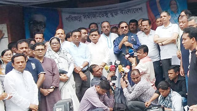 ঢাকা মহানগর দক্ষিণ আওয়ামী লীগের উদ্যোগে ডেঙ্গু নিয়ন্ত্রণে পরিষ্কার-পরিচ্ছন্নতা ও সচেতনতামূলক শোভাযাত্রার উদ্বোধনকালে ওবায়দুল কাদের। ছবি: বাসস