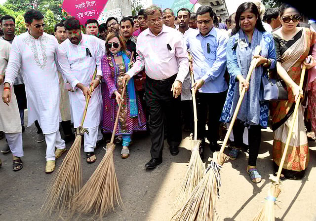 তথ্যমন্ত্রী হাছান মাহমুদের সঙ্গে চলচ্চিত্রশিল্পী ও কলাকুশলীরা এফডিসির সামনের রাস্তা ঝাড়ু দেন