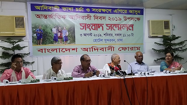 আন্তর্জাতিক আদিবাসী দিবস সামনে রেখে আজ শনিবার রাজধানীর একটি হোটেলে সংবাদ সম্মেলনে বক্তব্য দেন সন্তু লারমা। ছবি: প্রথম আলো