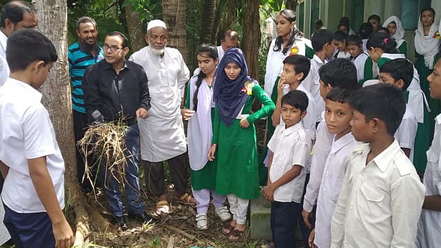 সারা দেশে ডেঙ্গুর বিষয়ে শিক্ষার্থীদের সচেতন করা হচ্ছে। শিক্ষার্থীদের নিয়ে বিদ্যালয় প্রাঙ্গণের ঝোপঝাড়-ময়লা পরিষ্কারে নেমে পড়েন জেলা প্রশাসক মামুনুর রশিদ। রণবিজয়পুর মাধ্যমিক বিদ্যালয়, বাগেরহাট, ৩ আগস্ট। ছবি: প্রথম আলো