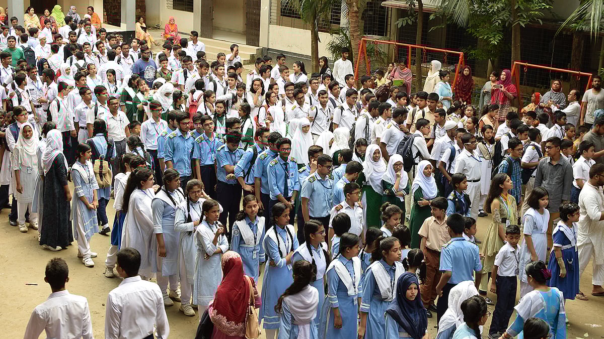 ঢাকায় কলাবাগানের লেক সার্কাস বালিকা উচ্চবিদ্যালয়ে জুনিয়র সায়েন্স অলিম্পিয়াডে অংশগ্রহণকারীরা। ছবি: সংগৃহীত