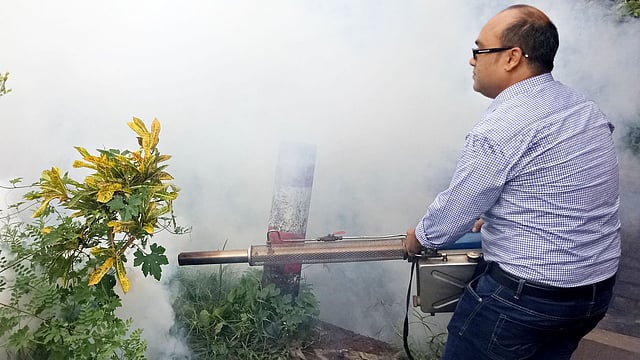 ডেঙ্গু প্রতিরোধে নালায় ওষুধ স্প্রে করছেন কুষ্টিয়ার পুলিশ সুপার। মজমপুর, কুষ্টিয়া, ৩ আগস্ট। ছবি: তৌহিদী হাসান