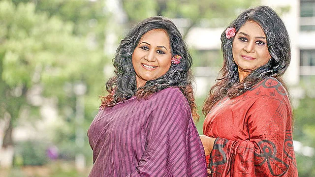 অ্যালবামে ৪টি গানে পিলু খানের সঙ্গে দ্বৈত কণ্ঠ দিয়েছেন সামিনা চৌধুরী ও ফাহমিদা নবী
