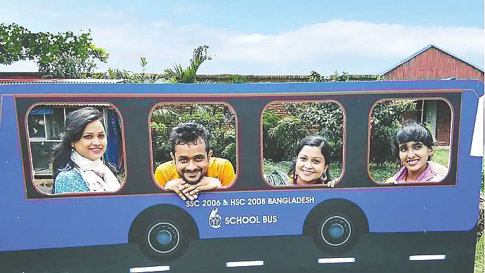 এসএসসি ০৬–এইচএসসি ০৮ গ্রুপের বন্ধুরা আয়োজন করেছিলেন মিলনমেলার। সেই আয়োজনে তোলা একটি ছবি। ছবি: সংগৃহীত