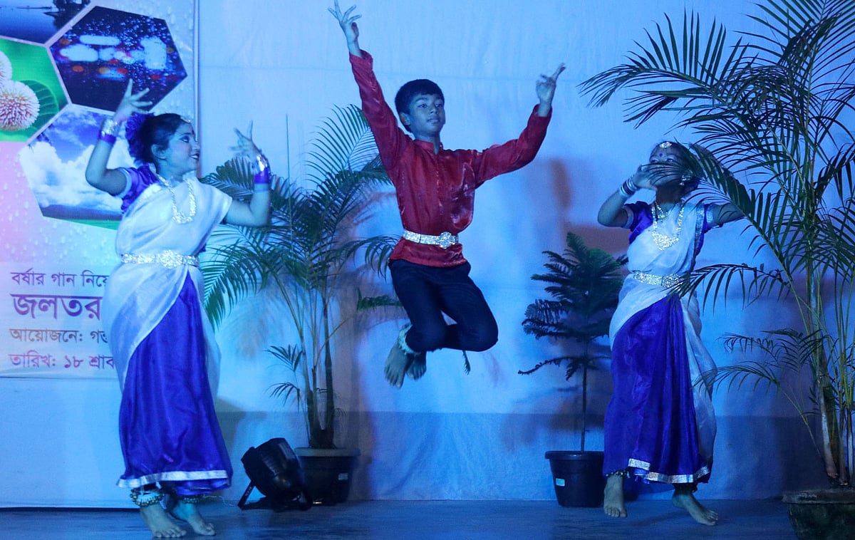 চলছে বর্ষার নাচ।