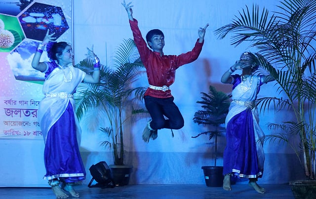 চলছে বর্ষার নাচ।