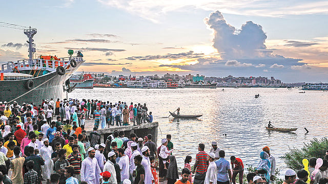 বর্ষায় বেড়েছে নদীর পানি। এখন বুড়িগঙ্গার পাড়ে গেলে চোখে পড়বে বন্ধু বা পরিবার–পরিজন নিয়ে ঘোরাঘুরি করতে এসেছেন অনেকে। নতুন রূপের এই বুড়িগঙ্গা নদী হয়ে উঠেছে নগরবাসীর বিনোদনের অন্যতম স্থান।  ছবি: দীপু মালাকার