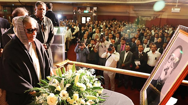 জাতির পিতা বঙ্গবন্ধু শেখ মুজিবুর রহমানের ৪৪তম শাহাদাতবার্ষিকী এবং জাতীয় শোক দিবস উপলক্ষে যুক্তরাজ্যে নাগরিক সভা হয়। সভায় বঙ্গবন্ধুর প্রতিকৃতিতে শ্রদ্ধা জানান প্রধানমন্ত্রী শেখ হাসিনা। ছবি: বাসস