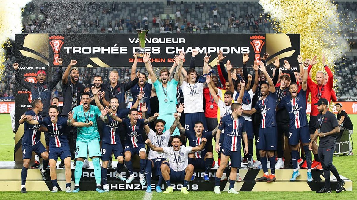 ট্রফি জয়ের পর পিএসজি, খুঁজে পাচ্ছেন নেইমারকে? ছবি: টুইটার