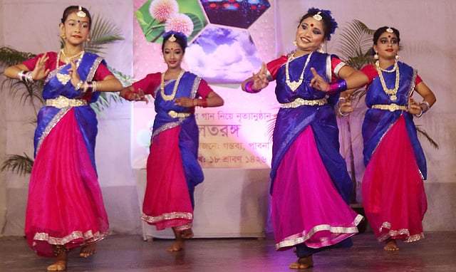 নৃত্যানুষ্ঠান মুগ্ধ করে দর্শকদের।