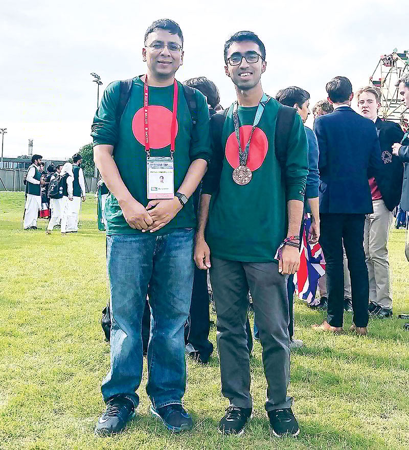 বাংলাদেশ গণিত দলের কোচ মাহবুব মজুমদারের সঙ্গে লেখক (ডানে)। ছবি: সংগৃহীত