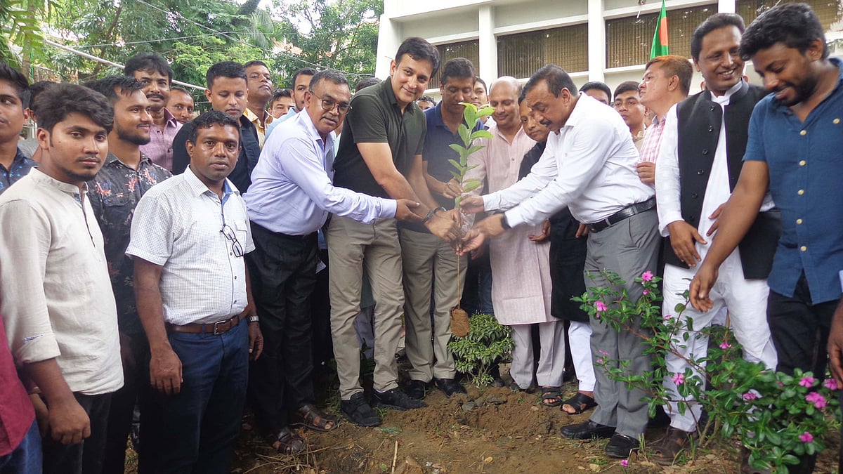 এক লাখ গাছের চারা রোপণ কর্মসূচির উদ্বোধন করেন মিরসরাইয়ের সাংসদ মোশাররফ হোসেনের ছেলে মাহবুব রহমান। ছবি: প্রথম আলো