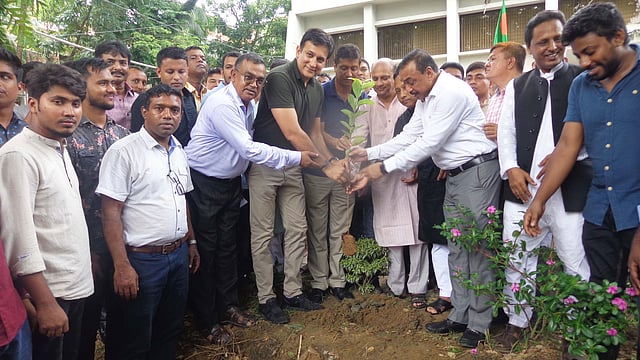 এক লাখ গাছের চারা রোপণ কর্মসূচির উদ্বোধন করেন মিরসরাইয়ের সাংসদ মোশাররফ হোসেনের ছেলে মাহবুব রহমান। ছবি: প্রথম আলো