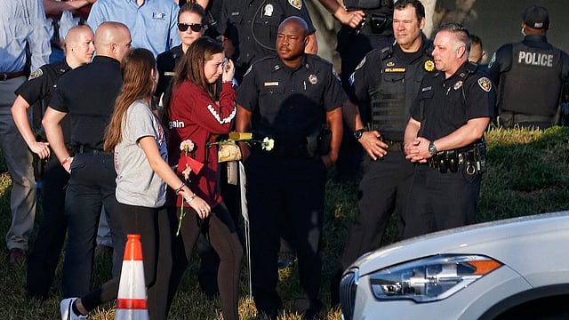 ২০১৮ ফ্লোরিডা হাই স্কুলে সাবেক এ শিক্ষার্থী হামলা চালায়। এতে ওই স্কুলের ১৪ জন শিক্ষার্থী নিহত হয়। ছবি: এএফপি