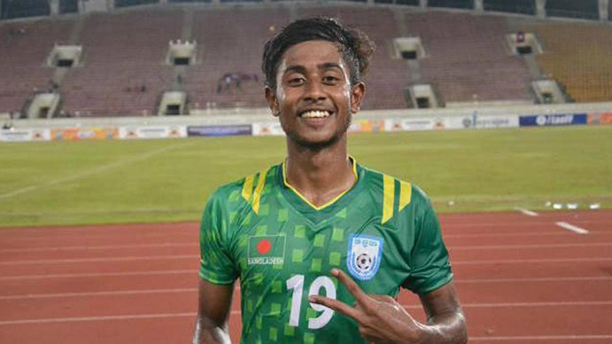 জাতীয় ও ক্লাব উভয় জার্সিতেই উজ্জ্বল রবিউল হাসান। ফাইল ছবি